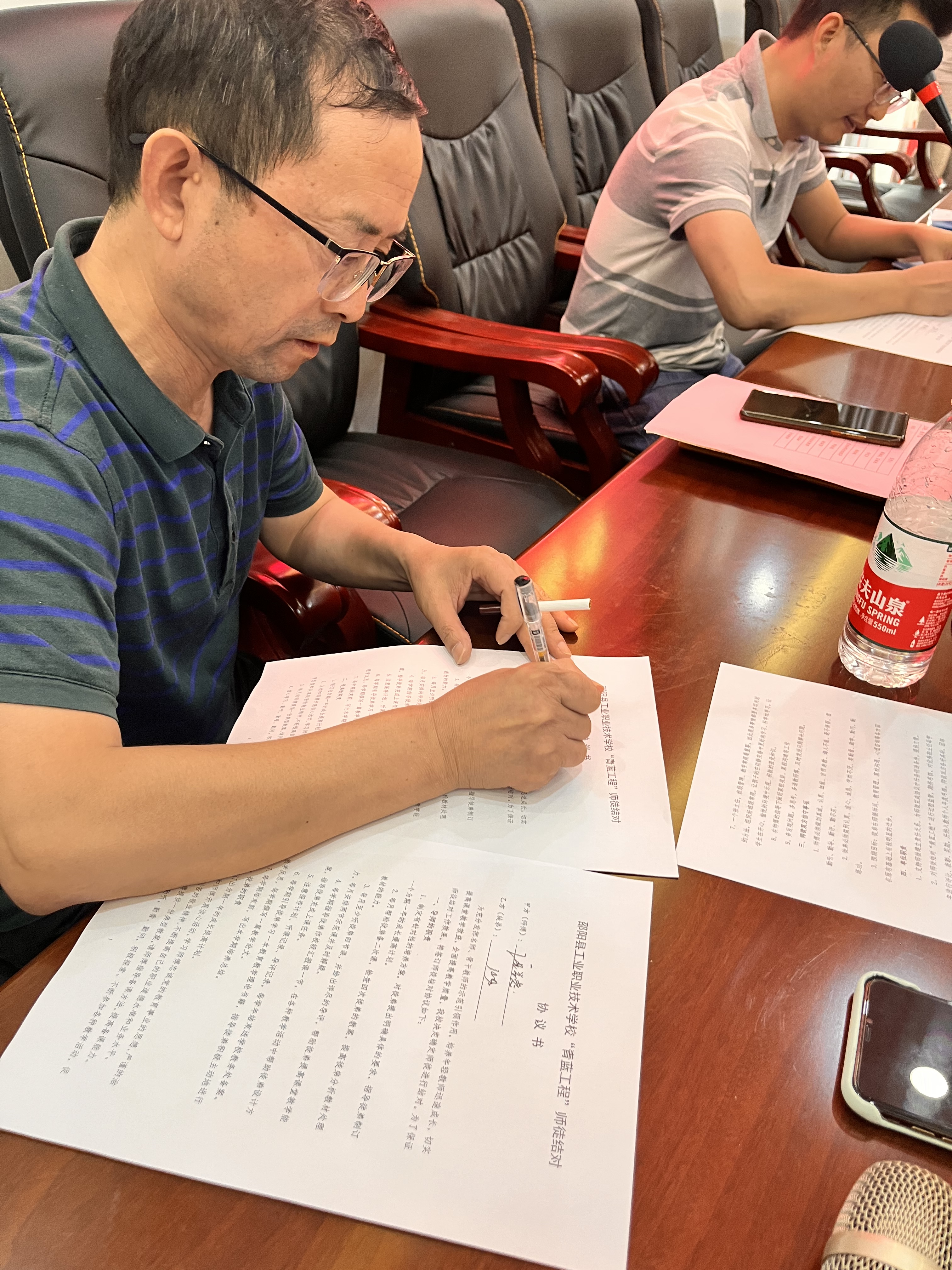 春泥护花帮传带，青蓝戮力谱芳华