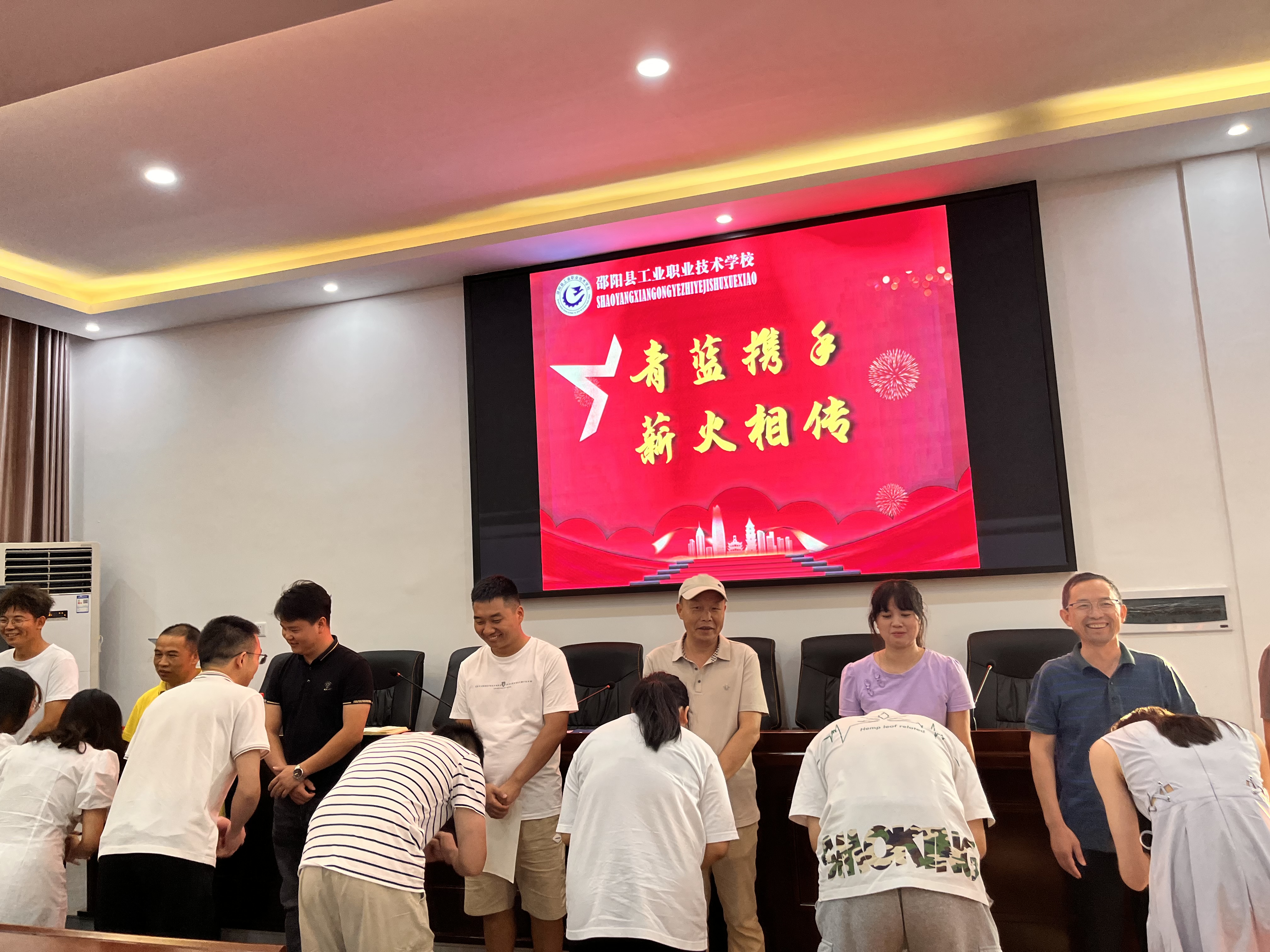 春泥护花帮传带，青蓝戮力谱芳华