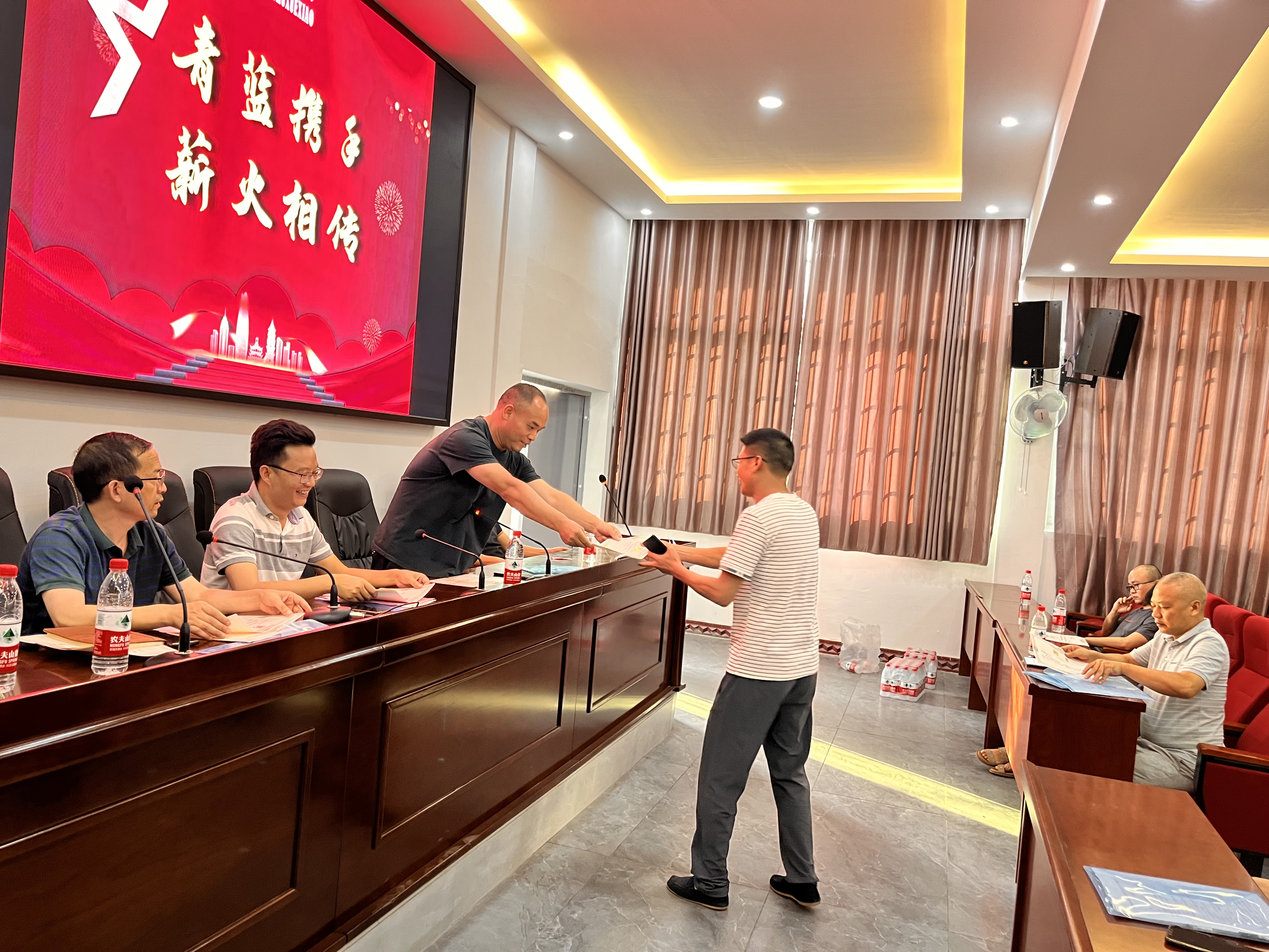 春泥护花帮传带，青蓝戮力谱芳华