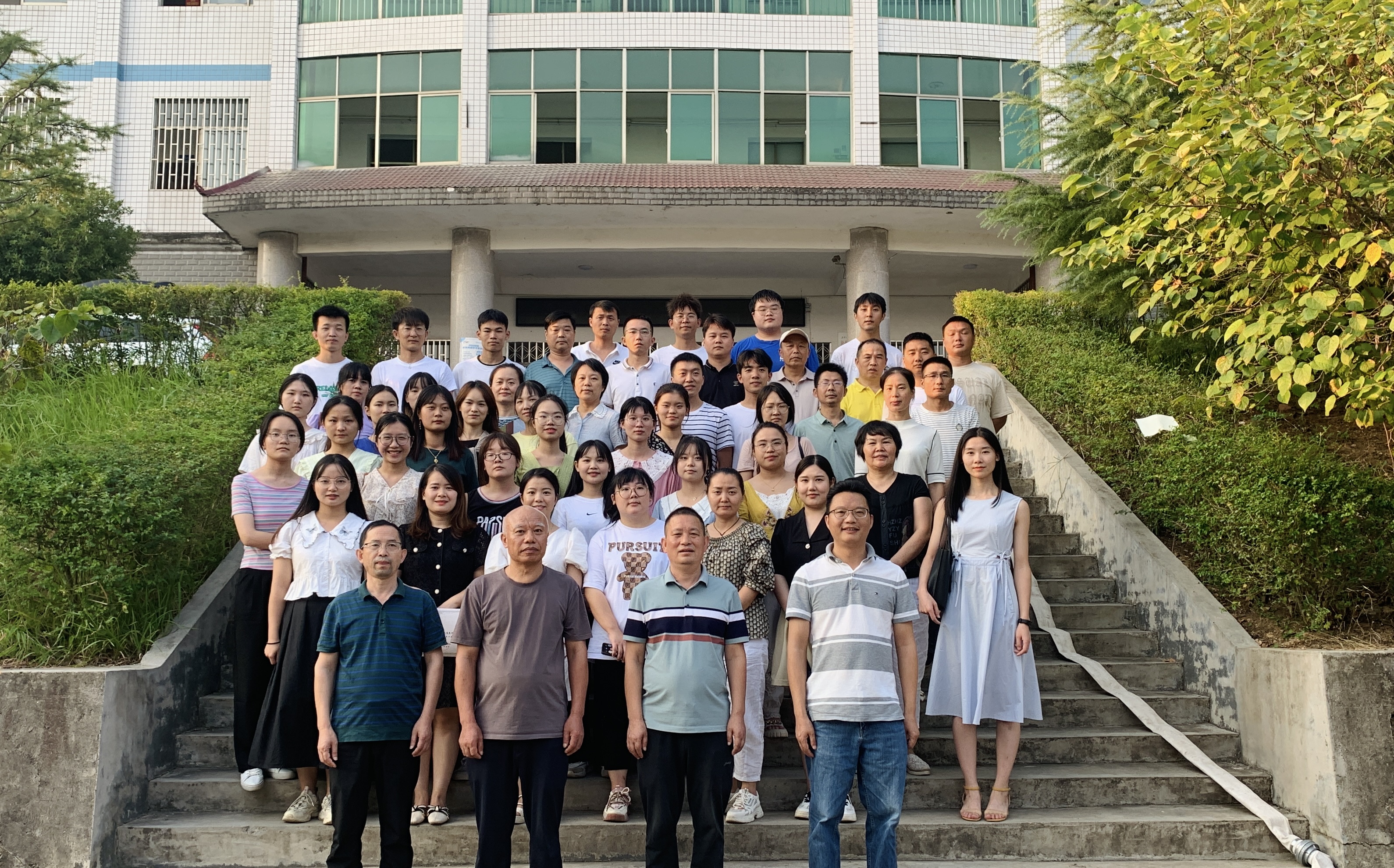 春泥护花帮传带,青蓝戮力谱芳华