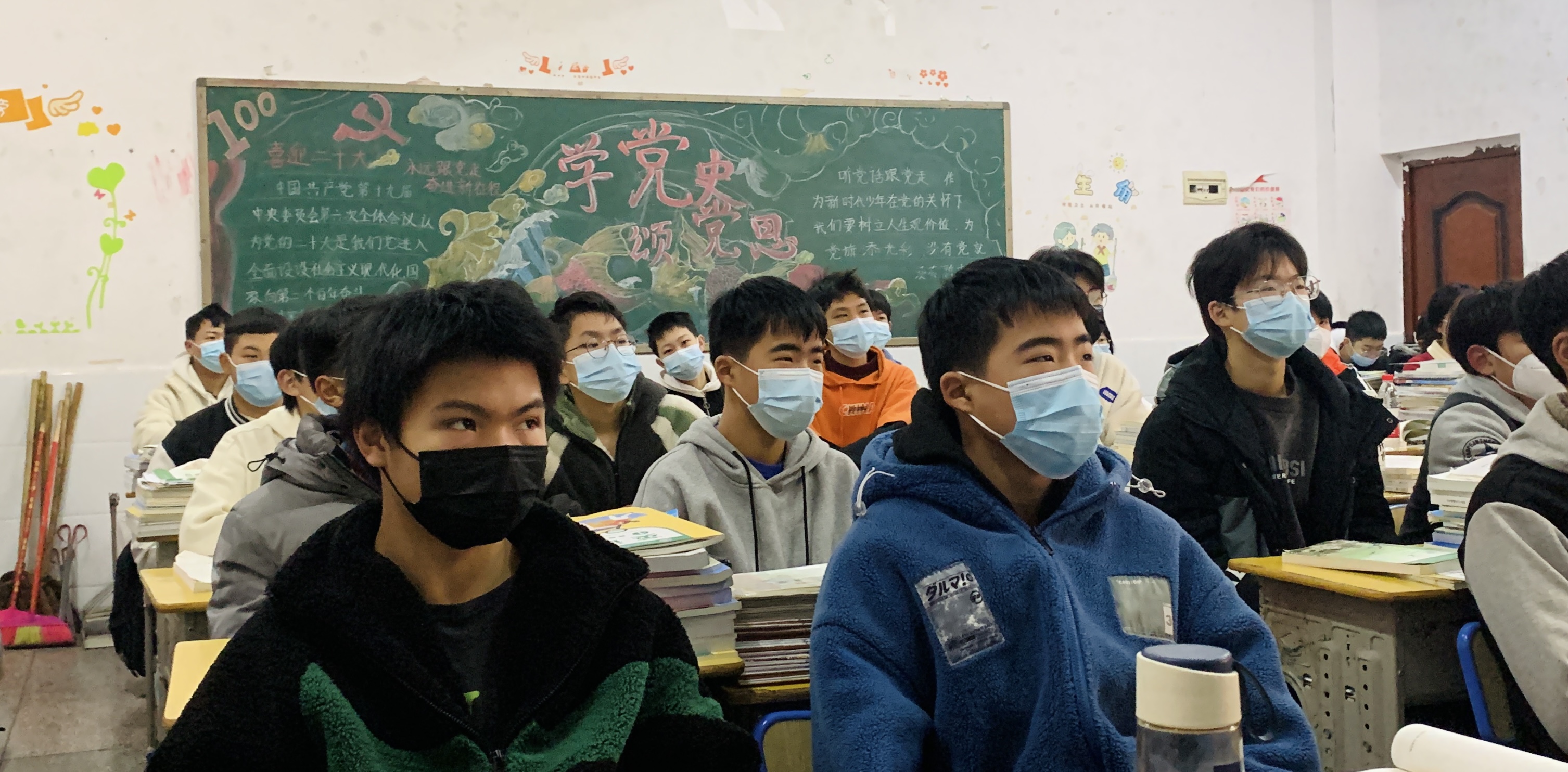 执“铭记”之盾， 握“奋斗”之矛