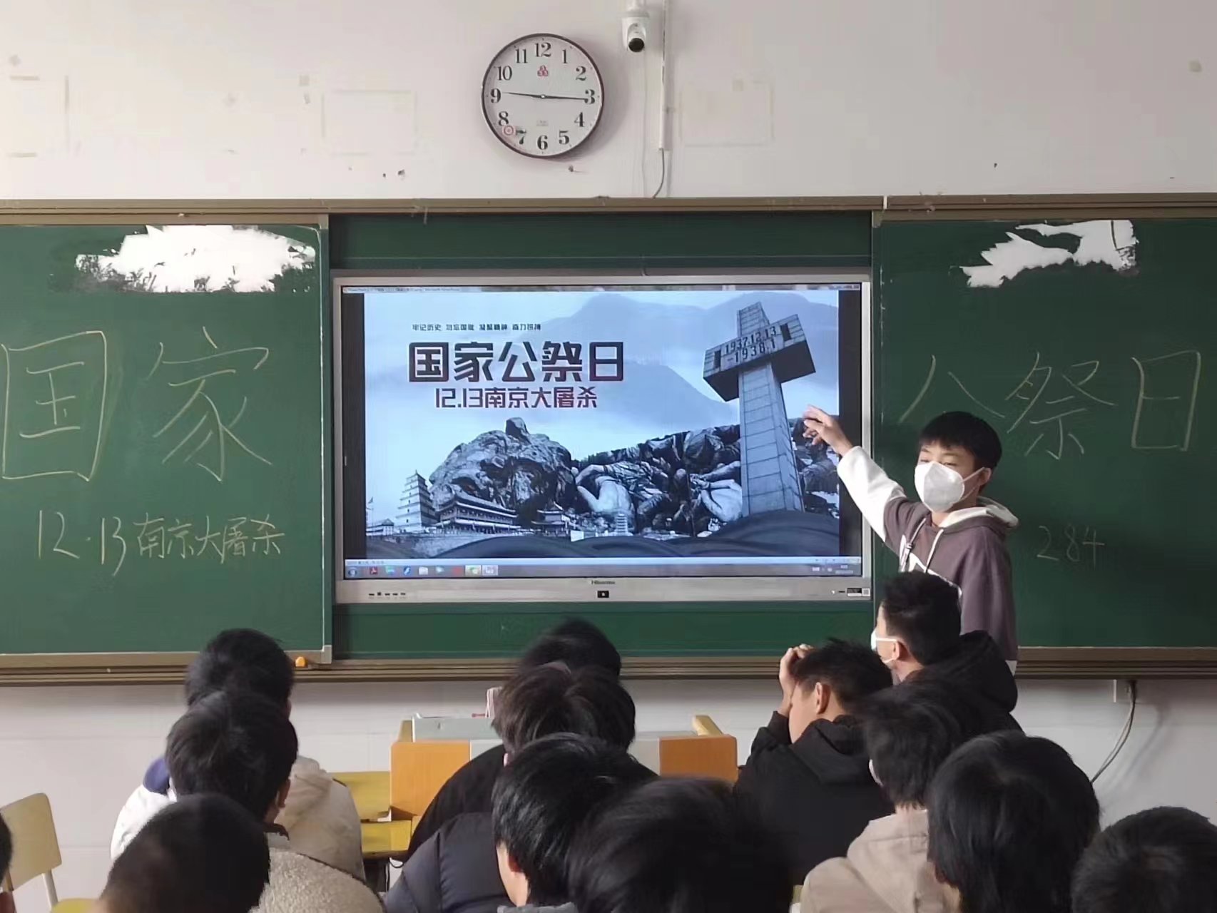 执“铭记”之盾， 握“奋斗”之矛