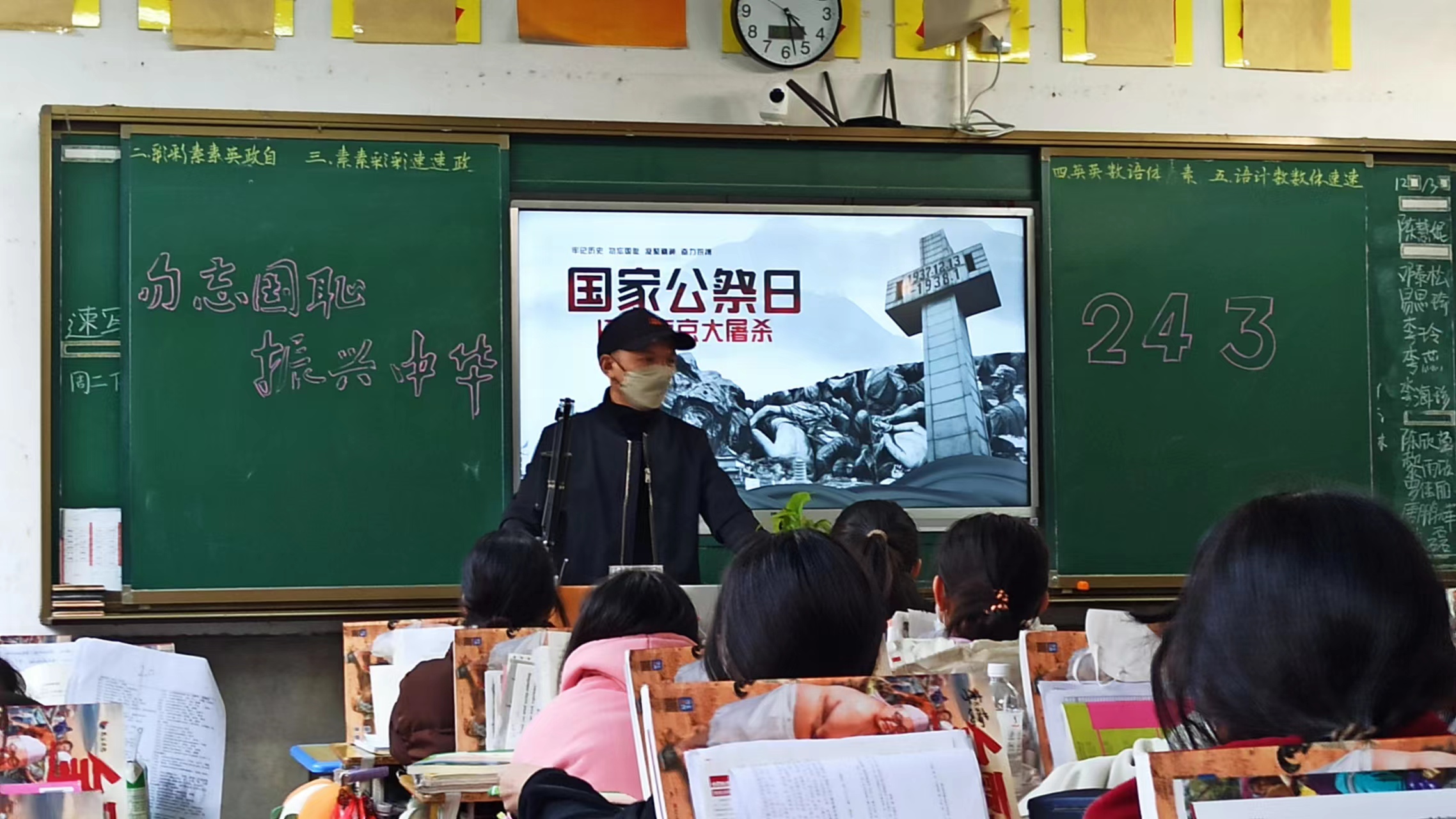 执“铭记”之盾， 握“奋斗”之矛