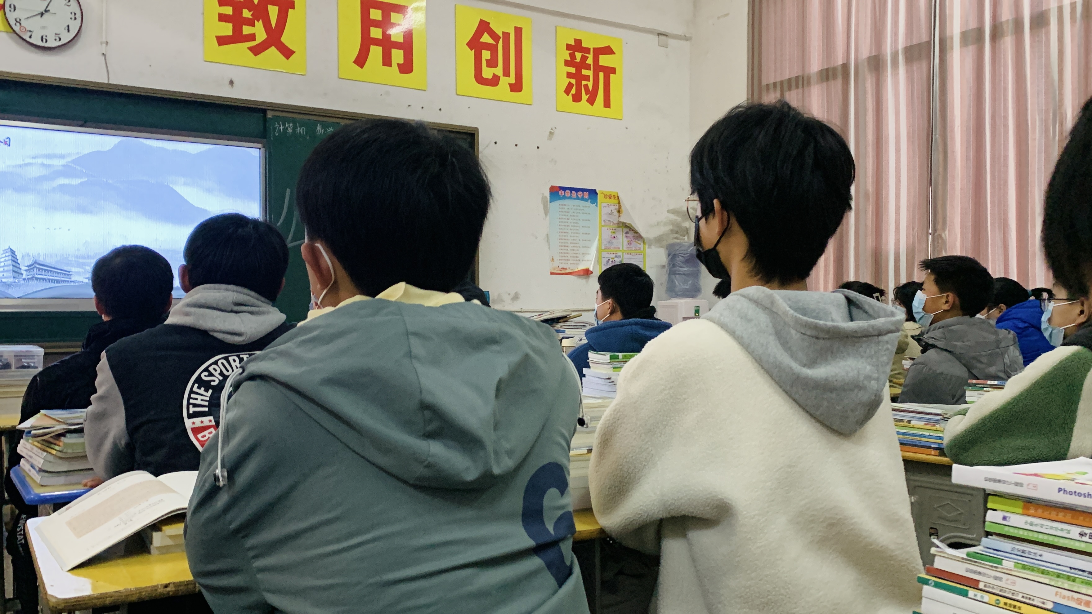 执“铭记”之盾， 握“奋斗”之矛