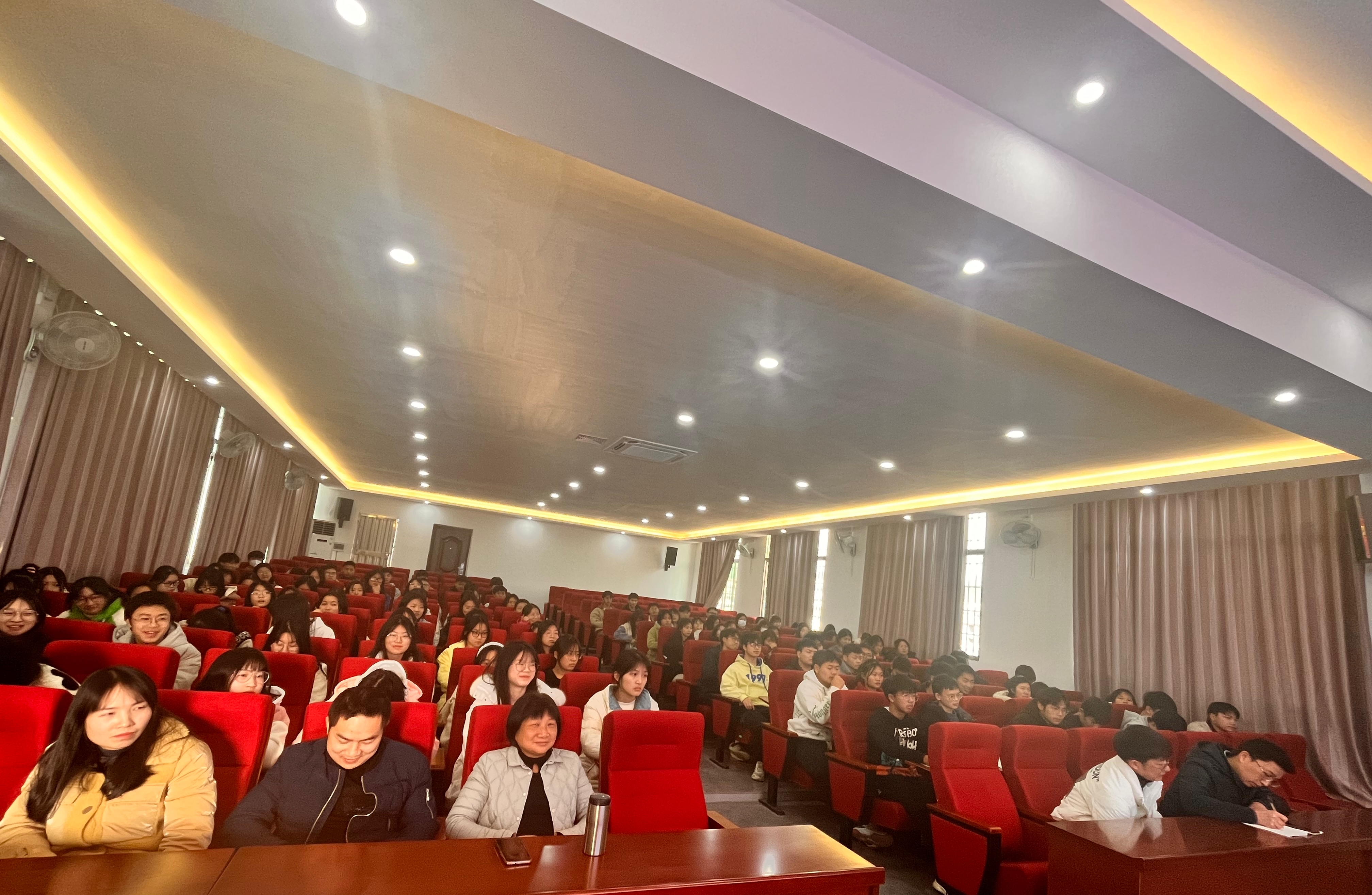 今朝策马扬鞭，  他日步登金榜