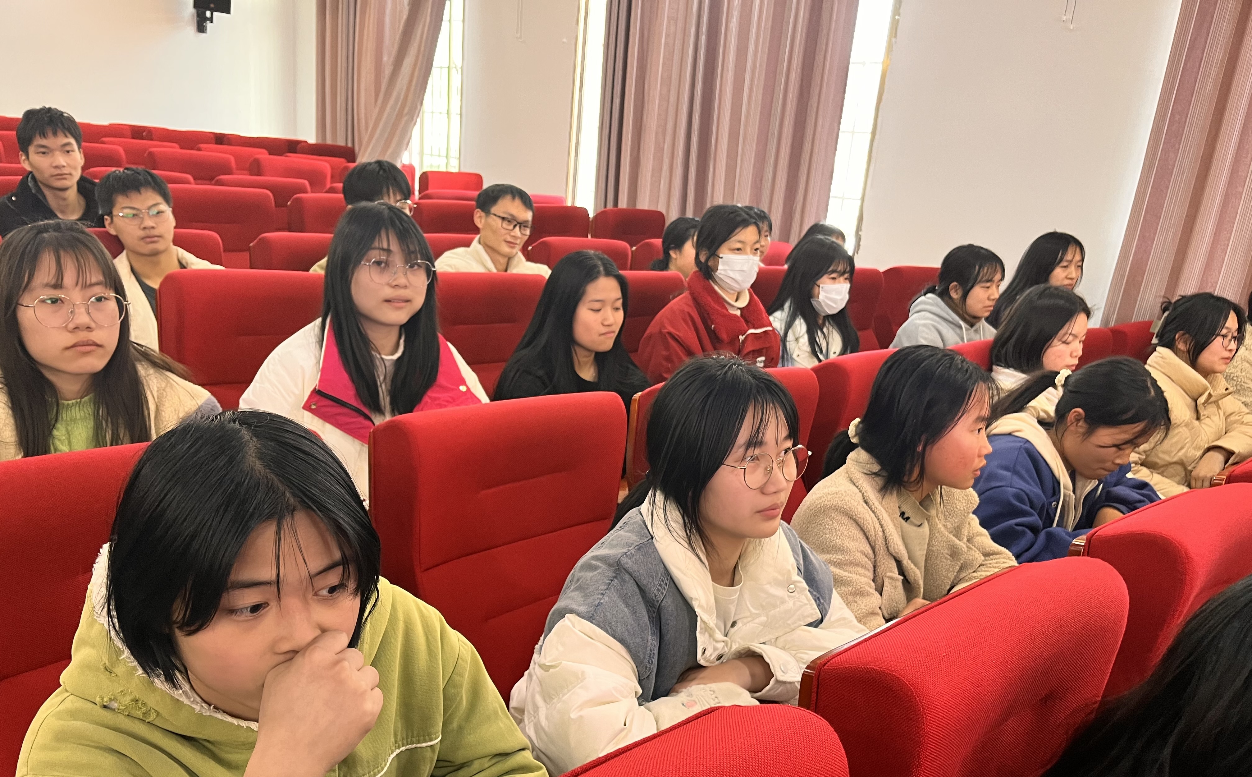 今朝策马扬鞭，  他日步登金榜