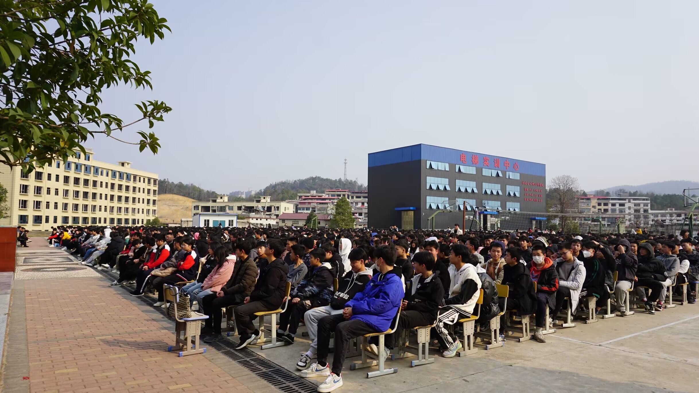 沐浴法制阳光，  共建文明校园