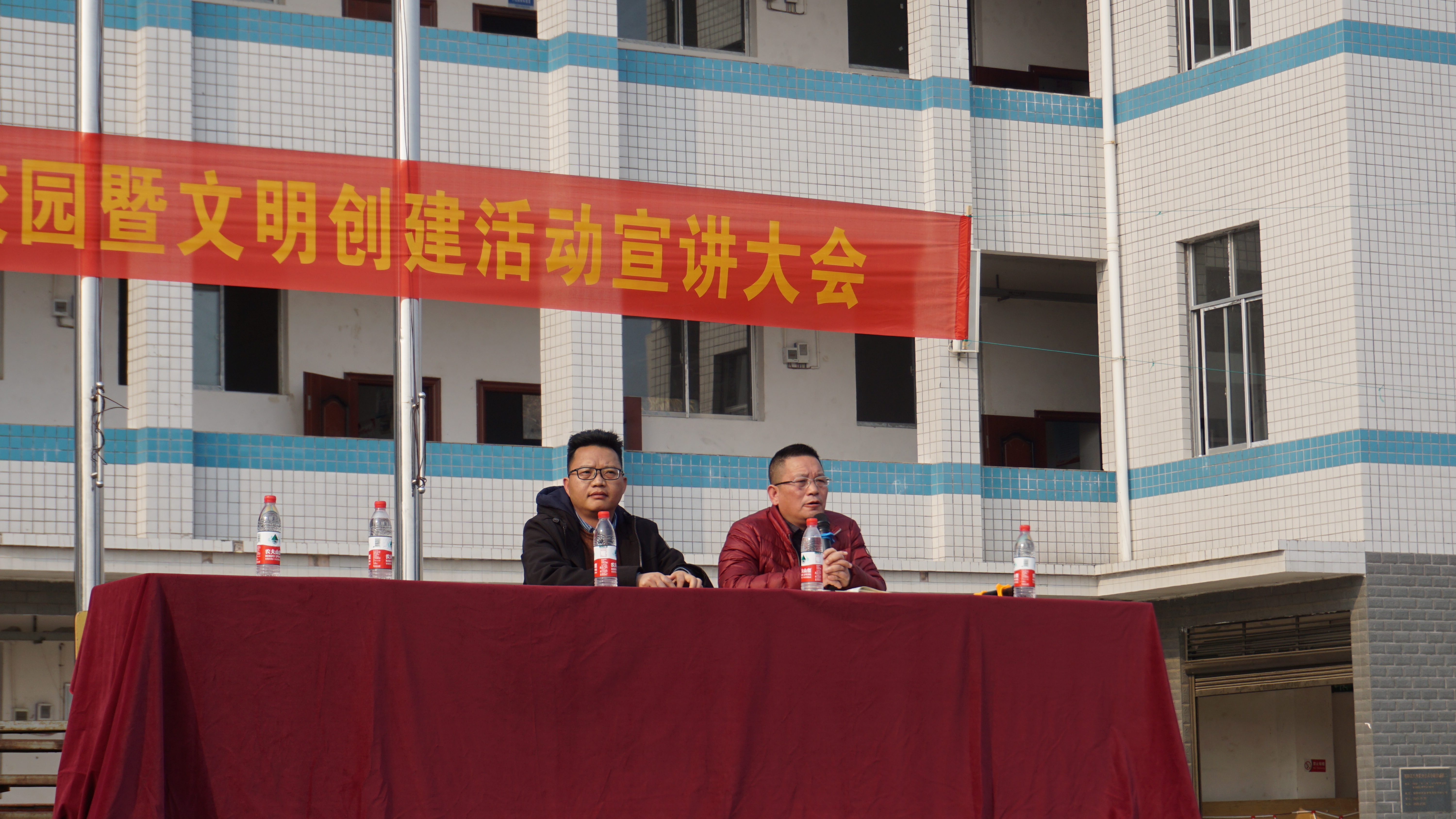 沐浴法制阳光，  共建文明校园