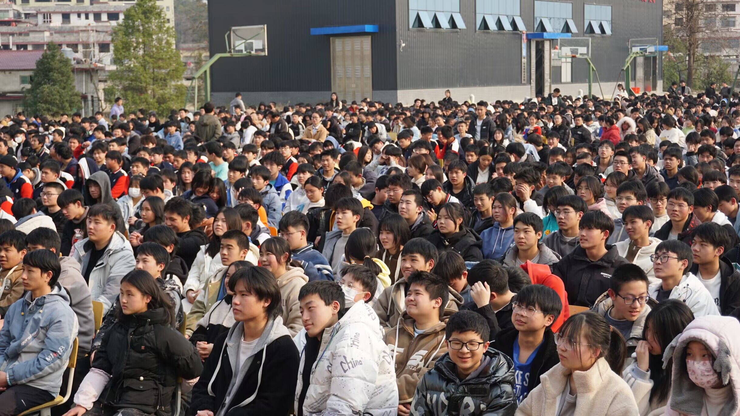 沐浴法制阳光，  共建文明校园