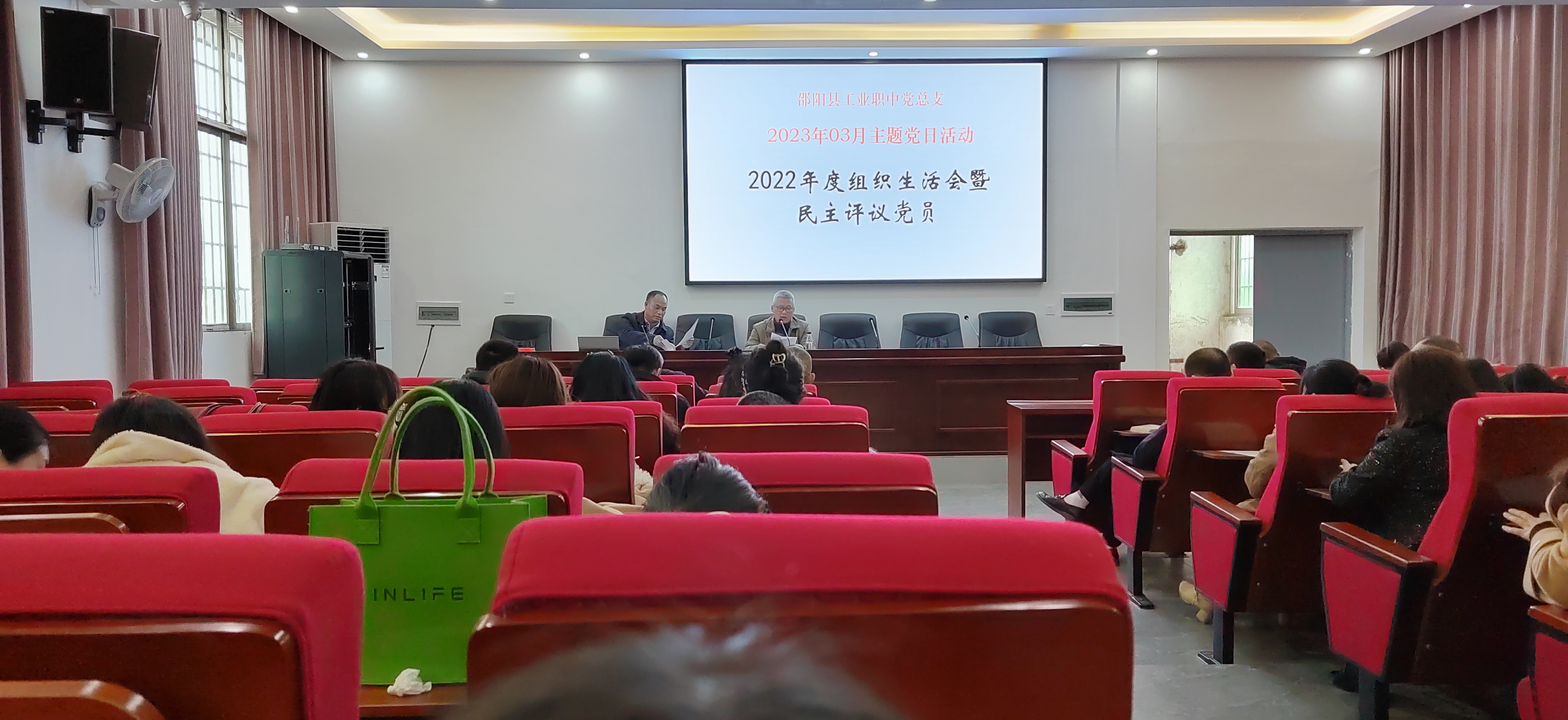 以批评洗涤灰尘，  用榜样净化灵魂