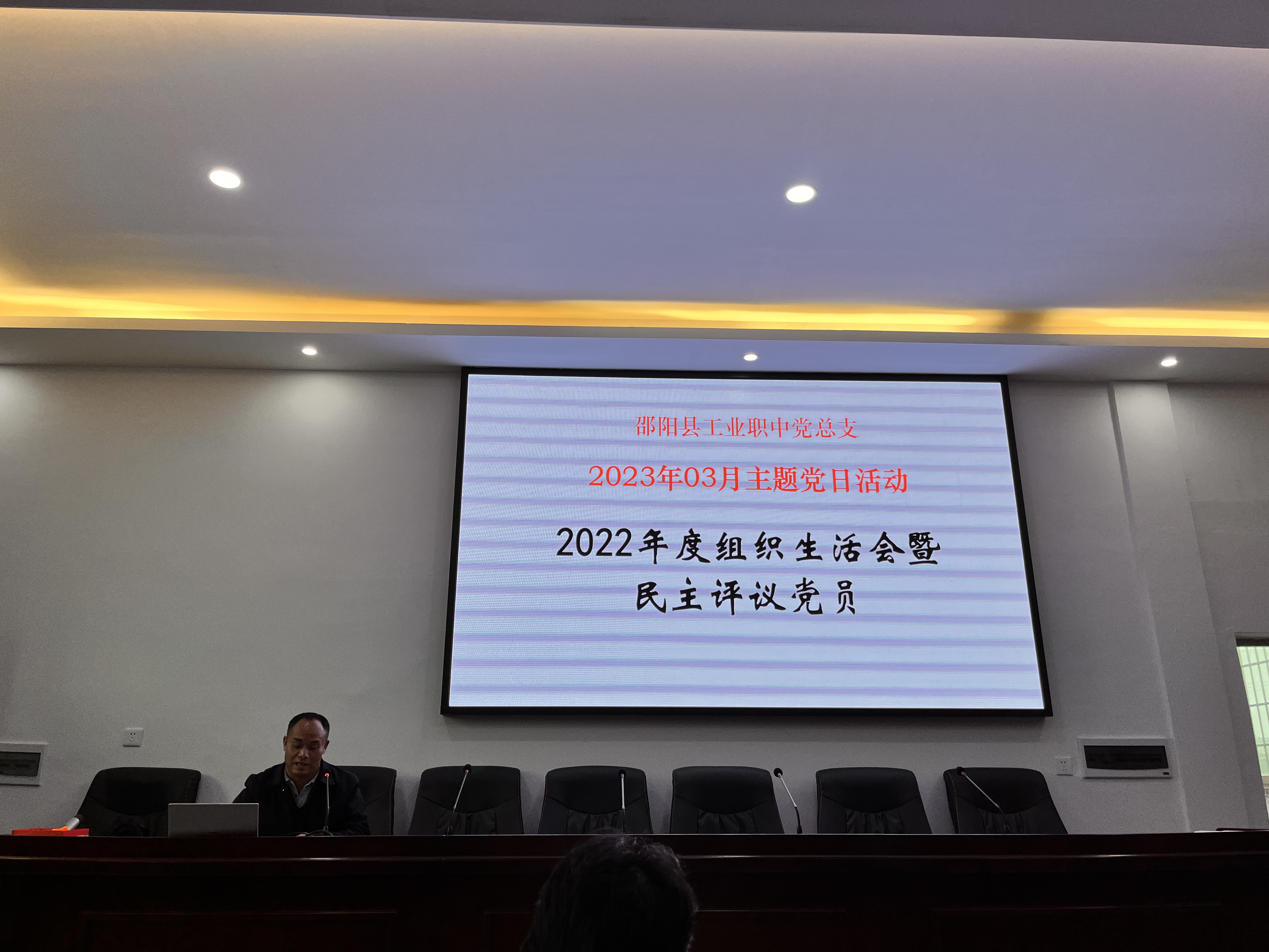 以批评洗涤灰尘，  用榜样净化灵魂