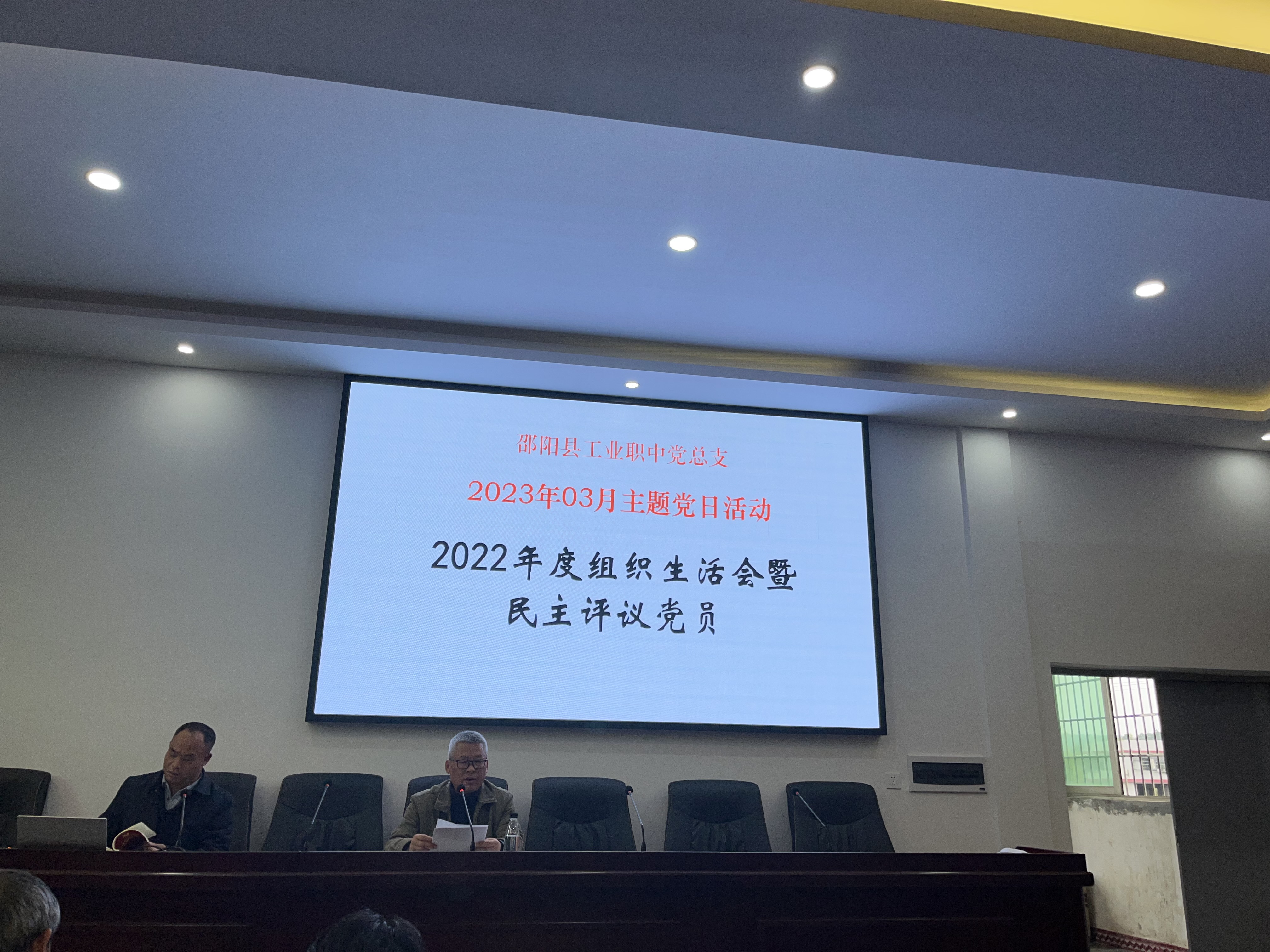 以批评洗涤灰尘，  用榜样净化灵魂