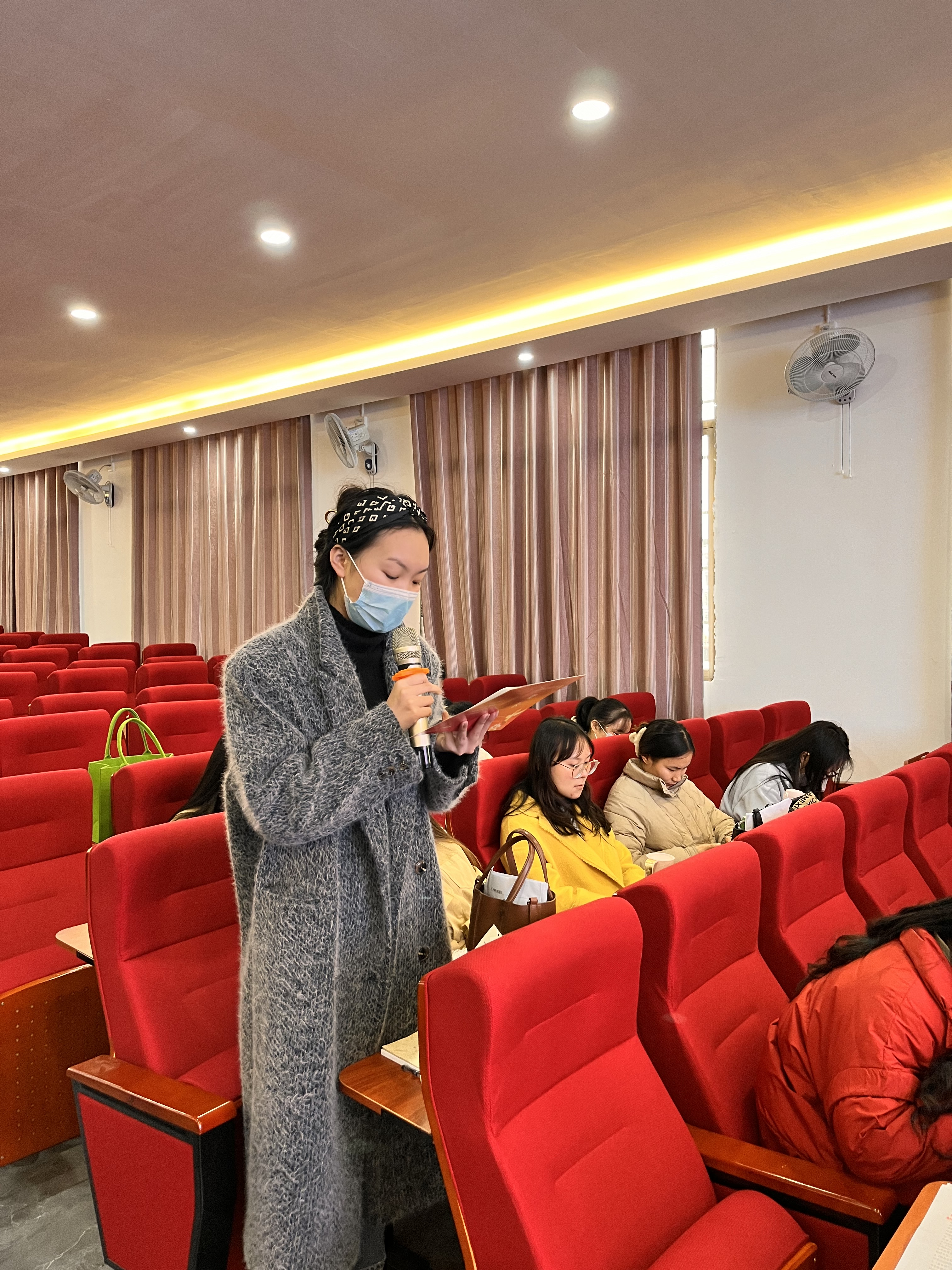 以批评洗涤灰尘，  用榜样净化灵魂