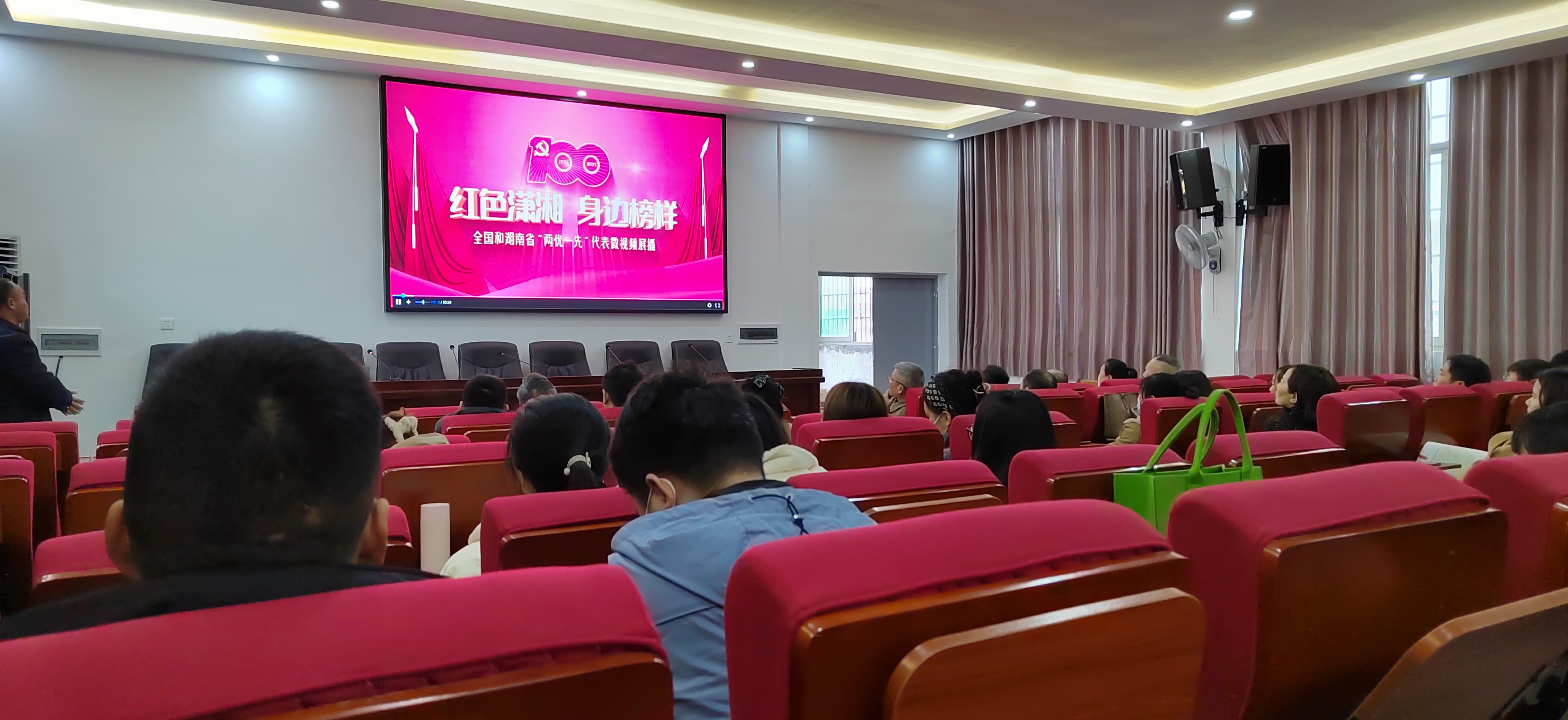 以批评洗涤灰尘，  用榜样净化灵魂