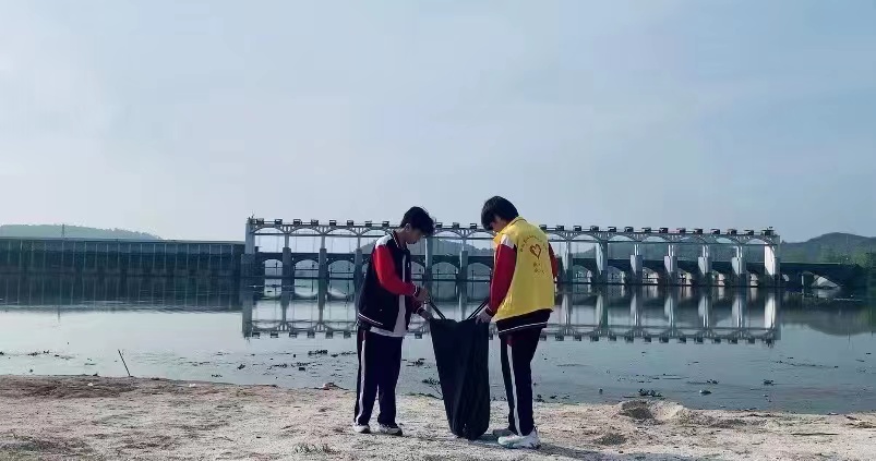 聚一抹“志愿红”，护一江“生态绿”