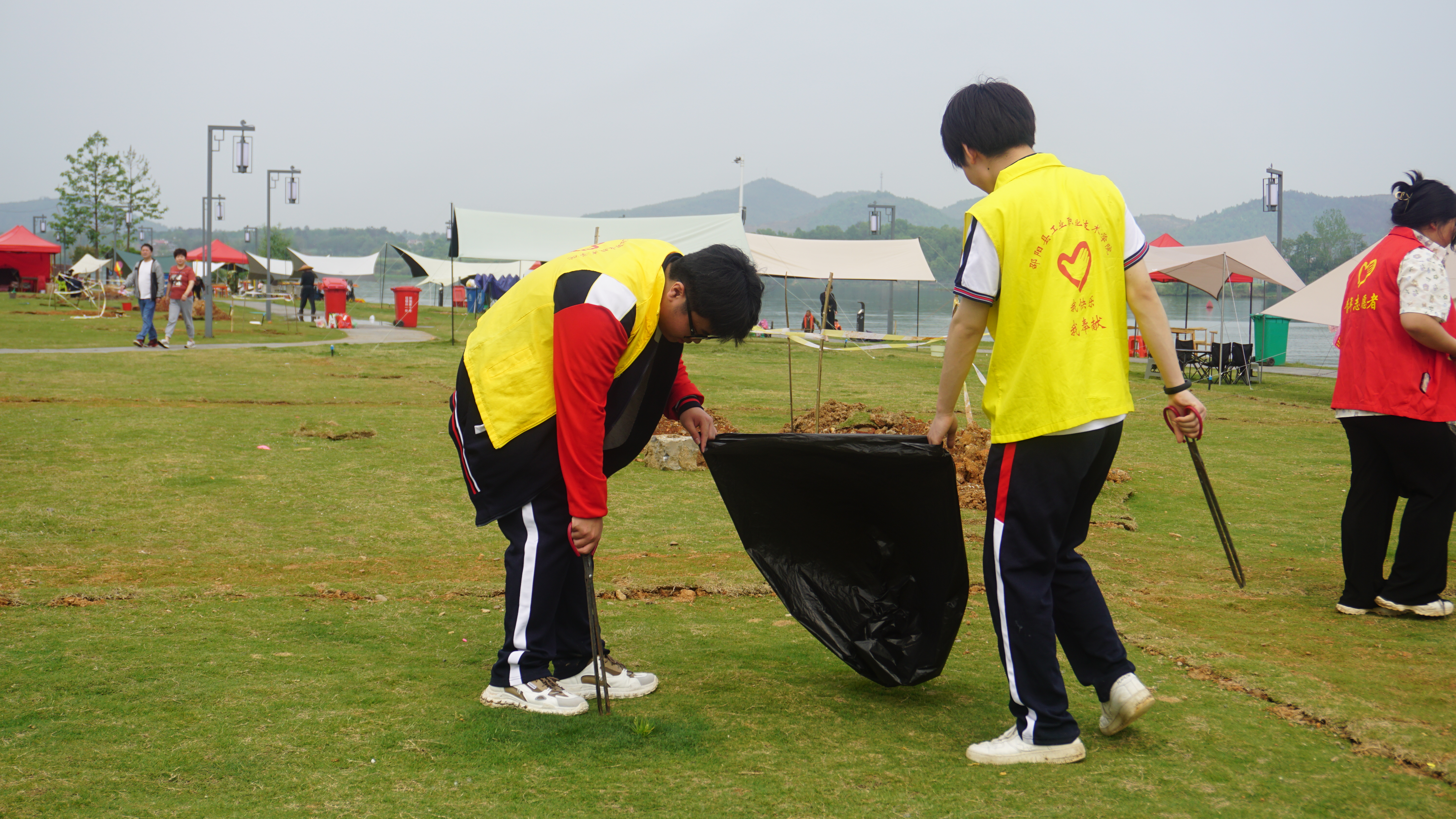 聚一抹“志愿红”，护一江“生态绿”